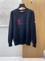 The latest round neck sweater for autumn and winter on the official website of Mengkou 2025 is currently on sale at the counter! Specially supplied wool blended fabric Comfortable to feel It can directly touch the skin, with exquisite embroidered logos and badges that are extremely eye-catching! Details highlight the fashionable charm of big brands Exquisite craftsmanship Stereoscopic cutting style The wearing effect is unbeatable and handsome! All three standards are complete! Size: M-3XL
