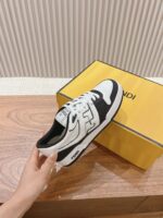 男码加10  Fendi芬迪板鞋首款大头运动鞋~~fendi match篮球运动鞋，最新元素注入加FF复古的设计，超经典百搭系列……
鞋面采用牛皮和牛猄拼接组合，侧面凸起的双F logo，内里采用毛巾布里，TPU发泡组合双色大底不一般的舒适！情侣款35-44 - Image 5