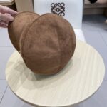 Lv路易威登秋冬款时尚个性保暖鹿茸皮显瘦平顶帽子女网红皮带磨毛鸭舌帽减龄 - Image 8