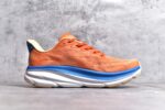 纯原级别 HOKA ONE ONE Clifton 克里夫顿9代专业性能减震公路跑步鞋 轻盈透气的针织网面和纱线的使用让鞋面更挺拔 增强鞋面的强度和支撑性能 搭配柔软的鞋舌 让双脚在舒适包裹中跑的更加畅快 全新泡棉中底 柔软的同时增强回弹性能 为不同跑者提供更平稳流畅的脚感 带来全面的缓冲保护 根据人体工程学设计的延长拉襟 后跟处弹软的海绵填充舒适固定 避免掉跟和摩擦 相比上一代光滑的内衬 Clifton 9的内衬增强了摩擦力 避免双脚在鞋内滑动 SIZE：36 36.5 37.5 38 38.5 39 40 40.5 41 42 42.5 43 44 44.5 45 - Image 3