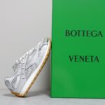 𝐁𝐨𝐭𝐭𝐞𝐠𝐚 𝐕𝐞𝐧𝐞𝐭𝐚 葆蝶家23/秋冬秀款BV运动鞋 王一博 同款 情侣款休闲鞋老爹鞋！Runner运动鞋！原版购入开发！ 采用原版轻质科技网布面料，原版一致！工艺复杂！搭配几何图案设计橡胶外底 王炸系列 高版本实际增高很多哦，还是一样显腿细 非常nice。耐玩耐造，对标对版套包鞋工艺 认准高版本 大底原版独家开模，选用拼色TPU大底，材质重量原版一致！ Size：女码35-39 男码39-44M