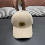 Gucci baseball cap ♥️ GUCCI 🧢 New autumn and winter plush baseball cap, 🔥🎩  The craftsmanship is very exquisite and convenient to carry! Run volume! - Image 4