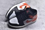 ▪🐼权威实拍💯#SI34640
新货🚀#Air Jordan AJ1 Mid 中帮 黑橙扣碎 DQ8426-801 终端优势供应 市面中低帮最具代表性版本没有之一 口碑大厂出品 品控大底版型不断改良更新 全套原纸板楦头开发 确保原汁原味 完美呈现版型 完美零毛边处理 原厂内置全掌气垫 价格定位良心 平台专用代工流水线出品 一眼公司既视感 拿到手的一瞬间就与众不同 碾压市面所有版本 全部原鞋开发 每一个配色都会采购原鞋确认细节 打破市面看图做货无好货之说 SIZE：35.5 36 36.5 37.5 38 38.5 39 40 40.5 41 42 42.5 43 44 44.5 45 46 - Image 7
