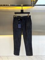 The latest men's casual corduroy trousers from 1V Vuitton and SS for autumn and winter, featuring classic slanted pockets and a small straight cut silhouette, are a must-have item for fashionable men's wardrobes! Men's business and leisure versatile and simple style! Fashionable, simple and versatile pants, regardless of body shape or age, any man can wear them with a sense of fashion! Customized from the original factory, made of high-end high gram heavy fleece pure cotton fabric, the fabric feels smooth and soft, with a strong sense of drape. It is super comfortable and skin friendly to wear, which is the high-end texture that can only be reflected by the original fabric and craftsmanship! The three-dimensional slim fit cut design is very suitable for Asian body shapes to wear. It is a pair of pants with a very high-end appearance, definitely a pair of pants that looks explosive, perfect for both business and leisure! 28-38 (without 35, 37)