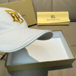 Comes with a box bag, Burberry's new original baseball cap, 1:1 custom mold, and a brand new three-dimensional warhorse embroidery, exquisite and flawless! Original canvas fabric+top layer cowhide, meticulous workmanship, original factory quality, exclusive physical photography. Black and white two-color shipping. - Image 6