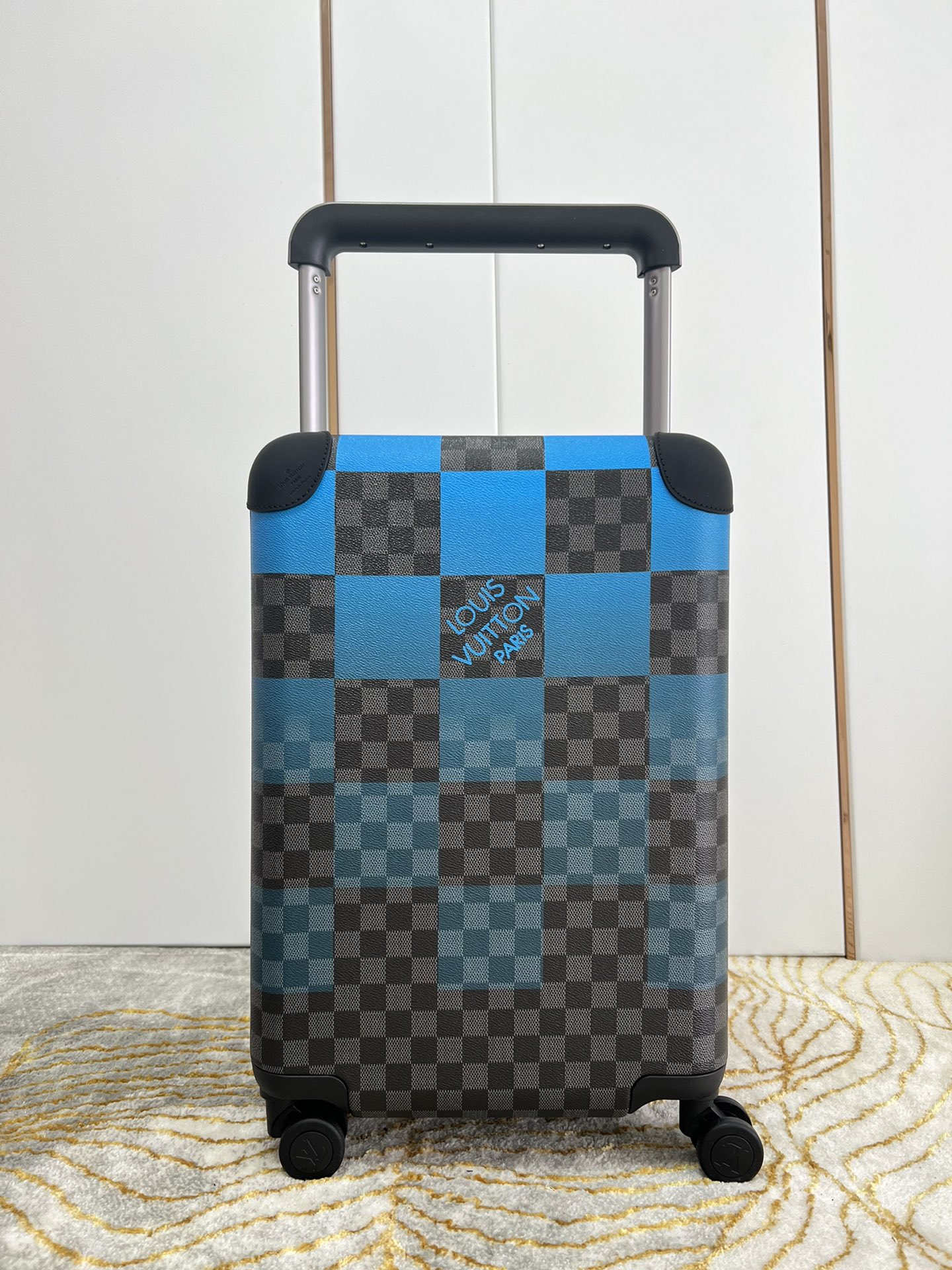 GF4343FB
独家实拍 蓝大格拉杆箱】全新 Horizon 拉杆箱以个性创意革新路易威登的传奇经典，为标志性 Monogram 帆布点缀旅行贴饰，追溯品牌传统行李箱的设计风尚。皮革边角保护和超大外置拉杆丰富智慧细节，打造优雅且实用的旅行伴侣。详细特征35.0 x 23×53cm（长×宽×高）人工测量1-2cm误差
【温馨提示❤️此款无包装/不支持退换】