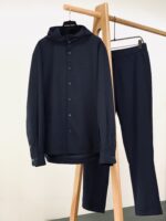 上衣，裤子
Kiton 奇顿 2025FW早秋新品 
休闲连帽套装｜那不勒斯匠心与现代休闲的天作之合

上衣：功能性与奢华感的双重奏

连帽设计为造型注入随性张力，同时兼顾日常穿搭的实用性。衣身点缀的立体 KNT 刺绣与纽扣上的品牌标识，是品牌对细节偏执的无声宣言。精选的高阶面料，兼具挺括质感与舒适垂坠感，单穿是腔调满满的休闲单品，内搭则能为正装造型增添松弛感，在商务与休闲场景间自如切换。

裤装：高定工艺的休闲表达

长裤采用微弹版型，后腰的松紧设计暗藏巧思，既保留了西裤的利落轮廓，又赋予穿着者无束缚的舒适体验。后袋的同色系 KNT 刺绣，与上衣形成呼应，让套装的整体感跃然眼前。无论是搭配上衣打造成套造型的高级感，还是单穿适配各种鞋履风格，都能轻松演绎那不勒斯式的优雅休闲风。

从面料甄选到工艺打磨，这套连帽套装将品牌“为奢华休闲立序”的理念贯彻到底，是都市男士衣橱里突破风格边界的典藏之选。
……………………………………………………
❥∙Size：48-56