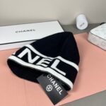 💰Chanel官网品质香奈儿秋冬网红时尚博主推荐款针织帽，藏着不动声色的高级感，每一处线条都透着利落大方，简约而不简单，大方且不失格调，处处细节都彰显着高端品味，时尚感在克制中愈发耐人寻味。 - Image 9