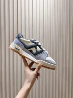 Fendi芬迪板鞋首款大头运动鞋~~fendi match篮球运动鞋，最新元素注入加FF复古的设计，超经典百搭系列……
鞋面采用牛皮和牛猄拼接组合，侧面凸起的双F logo，内里采用毛巾布里，TPU发泡组合双色大底不一般的舒适！情侣款35-44(男码加10)