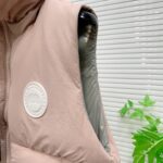 💰 加拿大鹅 Canada Goose 秋冬新款羽绒马甲 
搭配毛衣 卫衣 保暖同时毫无束缚感
采用国标95白鸭绒
轻薄飘逸 给你全方位的温暖！
上身颜值更有水准的洋气
让温暖和风度同行
中心线多重车线呈严整对称 谨守温馨守候 
胸前logo点缀着整件马甲！ 
独特之味道深入骨髓.减龄又十足保暖 既视感简单大气 男女同款 码数：XS-2XL - Image 3