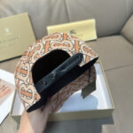 Comes with box and bag, Burberry's latest baseball cap, genuine custom made, brand new TB pattern, original printed fabric, meticulously crafted and flawless, original factory quality, exclusive physical shooting, easy to assemble! - Image 8