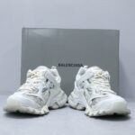 Balenciaga·巴黎世家 四代老爹鞋4.0 Track2 复古运动鞋 户外概念鞋
👍🏻高品质纯原版本，配原版全套大盒包装，从里到外一切百分百还原官方配置，碾压市面一切版！
⚠️全鞋由176块部件组成 ，整双鞋子从头到尾难度极高 。原鞋购入时在开版方面耗时一个多月，里里外外已攻破任何细节部位，保证与专柜原鞋一摸一样，满足天猫、代购、韩国订单需求 ！多层大底TPU+EVA+RB组合成，乳胶鞋垫 脚感无敌 无可挑剔！鞋面鞋底工艺比初代还更加高难度！
码数：35-45👣情侣款 - Image 3