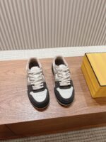 Fendi芬迪板鞋首款大头运动鞋~~fendi match篮球运动鞋，最新元素注入加FF复古的设计，超经典百搭系列……
鞋面采用牛皮和牛猄拼接组合，侧面凸起的双F logo，内里采用毛巾布里，TPU发泡组合双色大底不一般的舒适！情侣款35-44(男码加10) - Image 3
