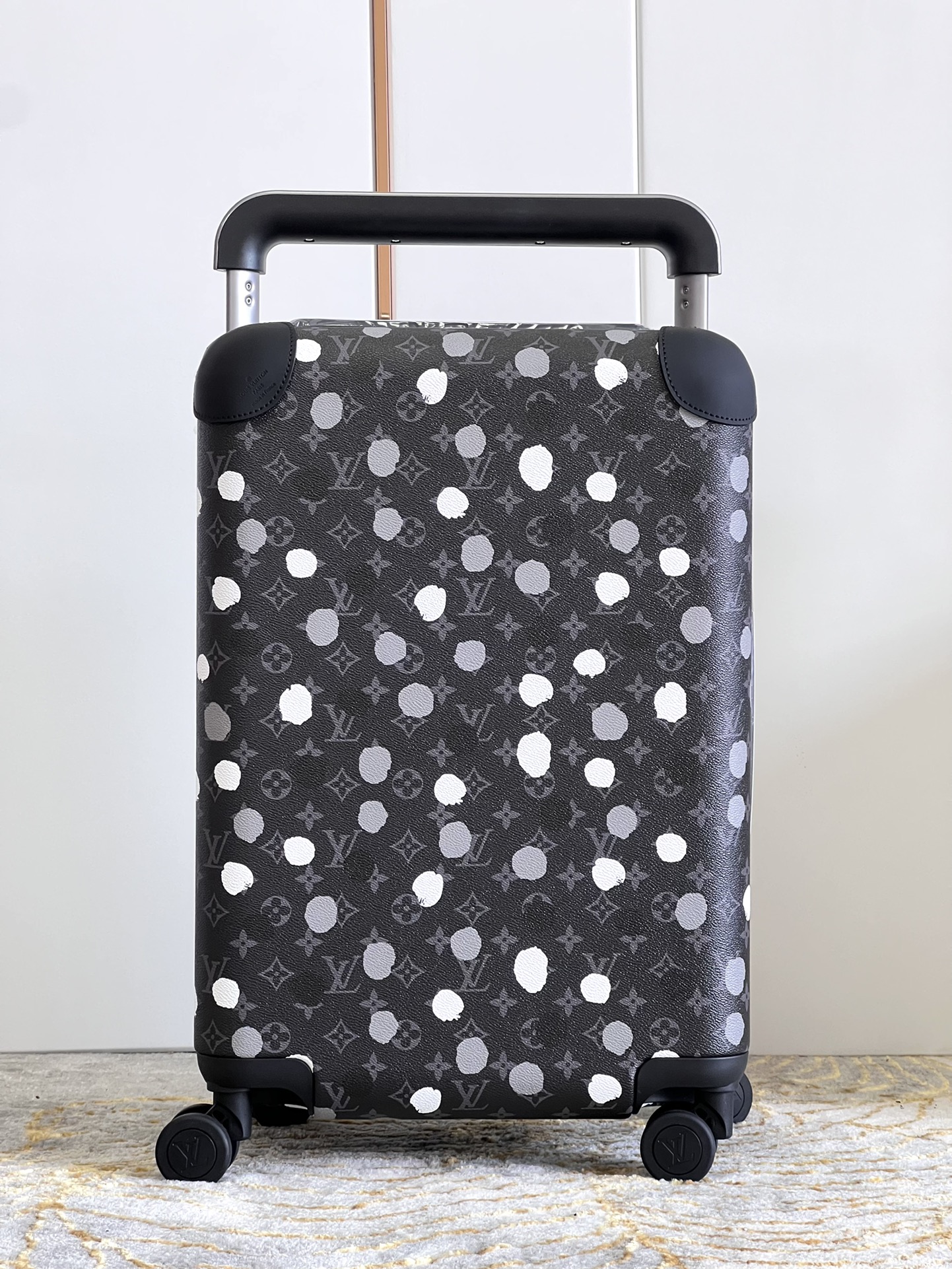 黑花波点拉杆箱