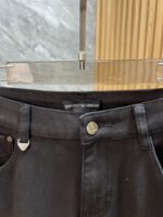 【Armani Jeans | Classic Denim, Embossed with Luxury DNA】 When streetwear meets haute couture, a pair of jeans can become a badge of status.
Deconstructing the language of denim with centuries-old craftsmanship, we infuse every inch of fabric with a modern attitude and luxurious details, making everyday wear a silent declaration of taste.
✨ A pair of jeans is an attitude, and even more so, a legacy.
It's not just a wardrobe essential, but also an interpretation of the brand's spirit—
"From suitcases to jeans, we have always defined the boundaries of luxury with the ultimate craftsmanship."
Sizes: 28-42 - Image 3
