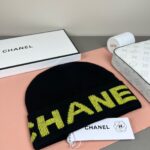 💰Chanel官网品质香奈儿秋冬网红时尚博主推荐款针织帽，藏着不动声色的高级感，每一处线条都透着利落大方，简约而不简单，大方且不失格调，处处细节都彰显着高端品味，时尚感在克制中愈发耐人寻味。 - Image 5