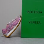 𝐁𝐨𝐭𝐭𝐞𝐠𝐚 𝐕𝐞𝐧𝐞𝐭𝐚 葆蝶家23/秋冬秀款BV运动鞋 王一博 同款 情侣款休闲鞋老爹鞋！Runner运动鞋！原版购入开发！ 采用原版轻质科技网布面料，原版一致！工艺复杂！搭配几何图案设计橡胶外底 王炸系列 高版本实际增高很多哦，还是一样显腿细 非常nice。耐玩耐造，对标对版套包鞋工艺 认准高版本 大底原版独家开模，选用拼色TPU大底，材质重量原版一致！ Size：女码35-39 男码39-44M