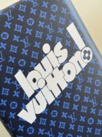 GF4343FB
独家实拍 丝印字母拉杆箱】全新 Horizon 拉杆箱以个性创意革新路易威登的传奇经典，为标志性 Monogram 帆布点缀旅行贴饰，追溯品牌传统行李箱的设计风尚。皮革边角保护和超大外置拉杆丰富智慧细节，打造优雅且实用的旅行伴侣。详细特征35.0 x 23×53cm（长×宽×高）人工测量1-2cm误差 
【温馨提示❤️此款无包装/不支持退换】 - Image 2