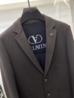 Valentino's new men's casual wool suit jacket for autumn 2025, made of high-end custom high-density suit fabric. The finished garment has been treated with silk gloss, making it super soft and comfortable, with an excellent texture. Fashionable and stylish upper body, meticulously crafted. The visual effect is super strong. Original tailoring at the counter, all original hardware accessories, and a unique trendy item in the wardrobe. Size: M-3XL 178 140kg L slim fit, maximum weight for wearing 190kg - Image 6