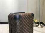GF4343FB
全新 Horizon 拉杆箱以个性创意革新路易威登的传奇经典，为标志性 Monogram 帆布点缀旅行贴饰，追溯品牌传统行李箱的设计风尚。皮革边角保护和超大外置拉杆丰富智慧细节，打造优雅且实用的旅行伴侣。
详细特征
35.0 x 23×55cm
（长×宽×高）
·Monogram 帆布
.牛皮饰边
.织物内衬
.银色金属件
.拉链开合，配有挂锁
.路易威登标识
.内层平整
.弹性饰带
.口袋分层
.皮革边角
.大号外置拉杆
.4 个紧凑型滑轮
.机舱行李尺寸 - Image 5