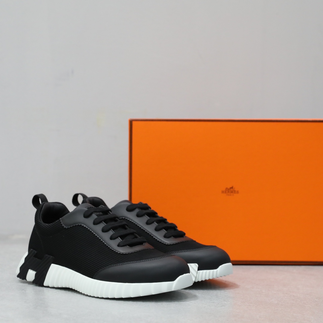 爱马仕2022爆款(👫情侣款)
◾️大底:采用IP+TPU(多色字母)德国技术照射机无缝组合(原单品质工艺)，轻盈舒适，运动休闲两不误
◾️面料:进口高丝光羊猄+原单雨绒布，高档品质一目了然！ 
◾️内里:进口内里鞋垫专用丝绸羊皮
◾️码数：女:35-41男:38-46