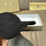 Comes with box bag, Burberry's latest original baseball cap, 1:1 mold customization, Tiger offset printing! Original canvas fabric+top layer cowhide, meticulous workmanship, original factory quality, exclusive physical photography. Black and white two-color shipping. - Image 6