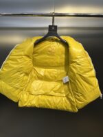 蒙口 moncler 🌟
大标马甲两色合拍图 Moner盟可睐 早秋新品 Lipsi男士羽绒马甲，演绎Moner经典设计，是换季衣橱的必需单品。采用轻盈的功能性lon laque面料制成，撞色衬里尽显活力。
款号：大标马甲

尺码：12345
颜色：米白 黑色 - Image 3