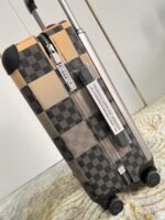 GF4343FB
独家实拍 黄大格拉杆箱】全新 Horizon 拉杆箱以个性创意革新路易威登的传奇经典，为标志性 Monogram 帆布点缀旅行贴饰，追溯品牌传统行李箱的设计风尚。皮革边角保护和超大外置拉杆丰富智慧细节，打造优雅且实用的旅行伴侣。详细特征35.0 x 23×53cm（长×宽×高）人工测量1-2cm误差 
【温馨提示❤️此款无包装/不支持退换】 - Image 4