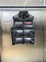 高绒 mu
顶级版本PRADA鸭绒羽绒马甲、
重磅牛货
年度最为昂贵的一款羽绒
同质GT的品控细节，超级震憾
绝对是今年羽绒翘楚数一数二！
内填充90白鹅绒 ，回弹性与保暖性兼圣品！
这款采用国内客供顶级的尼龙织物面料
面料表面的光泽感极强色泽油亮，尼龙织物的材质柔软手感巨好。全身防水压胶工艺！所有拼接全部采用压胶工艺，全方位防水！衣身质地轻盈兼具功能性，透过内衬细节的压胶条能看出此款的重工所在。
门襟拉链位置内衬口袋侧边条下侧口袋等多处细节，都需要重工进行的技术处理
胸前左侧红色压胶条字母标识点缀，提亮衣身整体格调，打造出本季P独特色彩搭配美学，低调而不张扬的穿着风格
尺码：M-3Xl