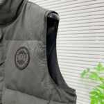 💰Canada Goose加拿大鹅男女同款羽绒马甲
➖ 正品同步防伪芯片感应！
➖ 进口百灵达绣花机定制万针绣花标！
➖ 进口21支涤棉混纺原厂面料，采用Feather-Light 10D防水涂层面料，由84.5的聚酯纤维和15.5的棉制成，100%全网最好手感！
➖ 正品官网同步国标95白鸭绒！等一系列误导！
➖ 100%尼龙nylon里布双重双层封禁设计，防止跑绒，领口及口袋内里采用顶级摇粒绒保暖又舒适！
➖ 吉田YKK客供原厂定制电镀拉头，双向可锁定拉链，紧实顺滑不掉漆！
➖ 3M复合原版魔术贴经久耐用，辅料五金全部拆版定做！
尺码：XS-XXL - Image 3
