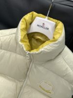 Moncler 蒙口，2025冬季最新品，专柜同步有售，原单狠货，时尚休闲羽绒马甲，上身舒适！吸睛而有亮点，采用进口原版面料，顶级刺绣🪡工艺字母图案logo，原版五金辅料装饰，简单而不失时尚，上身时尚帅气，2️⃣色推荐，码数：1-5


1	2	3	4	5	
衣长	62	64	66	68	70	
肩宽	43	44	45	46	47	
胸围	110	114	118	122	126	
下摆	108	112	116	120	124	
门襟拉链	63	65	66.5	68.5	70	
面袋拉链	16	16	16	16	16	
里袋拉链	16	16	16	16	16 - Image 4