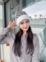 💰 FENDI's official website recommends a knitted hat that is popular among fashion bloggers for autumn and winter. It hides a subtle sense of luxury, with every line exuding a clean and elegant style. It is simple yet not simple, generous yet not out of style, and every detail showcases high-end taste. The sense of fashion becomes more and more enduring in restraint. - Image 3