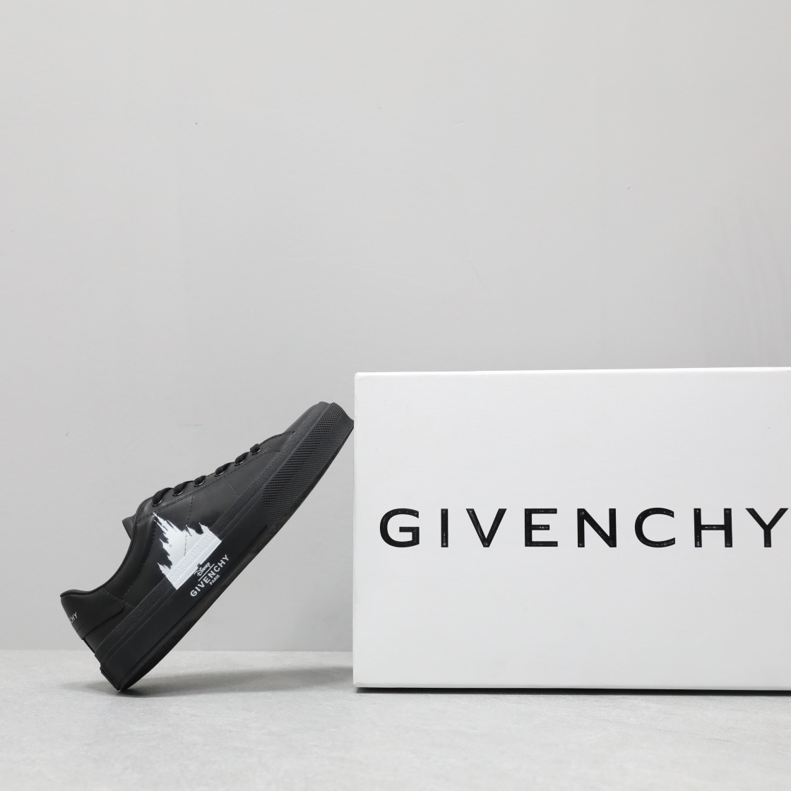 🌟  《顶级品质》
GⅣENCHY纪梵希魔术贴经典款 
专柜官网同步 市面最高版本 原版一比一复刻 四季潮鞋！纪凡希鞋子做工讲究 每一条走线都是按照原版样式 基本做到零瑕疵 媲美专柜 毫无压力 此款鞋即新潮又百搭！
▪️鞋面:进口摩术贴
▪️鞋面:进口头层牛皮
▪️垫脚:羊皮内里
▪️大底:原版TPU
▪️码数:女35一40 男39一44