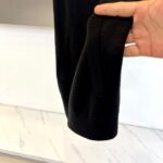 Zegna杰尼亚、2025秋冬新品马甲背心。

深灰色调演绎低调商务美学，立领设计搭配顺滑金属拉链开合系统。两侧带盖口袋兼顾实用功能，左胸点缀标志性Z ZEGNA黑色织标。采用100%棉质针织面料打造立体廓形，罗纹下摆确保版型挺括。

通过精准剪削实现零束缚活动空间，棉质材质提供亲肤透气体验。可内搭衬衫打造商务休闲造型，或外穿于针织衫外构建层次穿搭。从隐形口袋到立领结构，诠释ZEGNA将意式精工基因融入日常着装的美学理念。48-56（模特173，143斤上身50码） - Image 5
