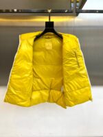 Mon蒙口（鹅绒）、2025秋冬新品 | MONCLE羽绒马甲。

米白色立领设计搭配顺滑拉链系统，正面采用100%锦纶防风面料，背面运用亮黄色轻量材质形成撞色美学。填充90%鹅绒与10%羽毛的黄金配比，绒朵蓬松度达600+FP，充绒量精准适配5℃至-5℃环境。左胸点缀经典立体刺绣徽章，两侧斜插口袋以隐藏式拉链保持流畅线条。

双面不同配色实现一衣多穿场景：米白面可搭配同色系针织衫演绎都市极简风，亮黄面翻转后瞬间提升视觉活力。立体剪裁确保活动自由度，台湾盟可睐有限公司精工制造，通过RN116347质量追溯体系。从防泼水锦纶到鹅绒填充，诠释蒙口将高山机能基因融入日常穿着的设计哲学。1-5码（模特173，143斤上身2码） - Image 7