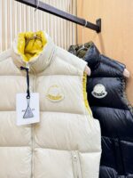 爆款羽绒服 2025新品 Moncler蒙口 新款羽绒马甲 秀场新品，品相非常完美，专柜高科技防水面料，内里90%白鹅绒填充，舒适保暖，色泽饱满诱人，非常出彩的设计，轻松将时髦感进阶，做工极为考究严谨，走线工整细致！大牌设计师巨作！上身不显臃肿、超级帅气！柜台码数: 1-5码 - Image 3