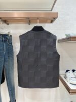 LV 2025ss秋冬新款 经典夹棉马甲，
采用防沾水面料 绗缝工艺 立体有型 保暖的同时又不失时尚感！休闲帅气感轻松营造 ；随性帅气的欧美调调！流畅利落 上身挺括有型，商务休闲都能很好驾驭的一款! ◾️
尺码 ：M-XXxL - Image 9
