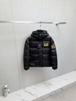 FD 2025 new down jacket, original factory version customized development hardware accessories, all details are fully handled in place! The upper body effect of the design is amazing! Versatile, fashionable and handsome! The original memory silk fabric at the counter has a stylish texture, providing warmth and rejecting bloating! The upper body is amazing. Size: M-3XL