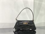 鳄鱼纹皮
XX翻盖腋下包
Balenciaga这只XX Bag是Balenciaga美包家族最新成员，它的名字以代表亲密的缩写“XX”来命名，简直是情人节必入手的应景包包💖非常流畅的线条和皮革与金属logo的搭配外，XX Bag可随意调节的包带也是让我一眼爱上并入手的原因。将两条背带拼接变成斜挎背包；把背带缩到最短拎在手里，又是俏皮精致都市复古调调；单根背带的最长档位恰好能让XX Bag变身时髦火热的腋下包。型号695645XX尺寸:27x15.5x4.8配原厂盒 - Image 2