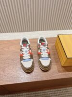 Fendi芬迪板鞋首款大头运动鞋~~fendi match篮球运动鞋，最新元素注入加FF复古的设计，超经典百搭系列……
鞋面采用牛皮和牛猄拼接组合，侧面凸起的双F logo，内里采用毛巾布里，TPU发泡组合双色大底不一般的舒适！情侣款35-44(男码加10) - Image 3