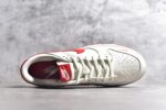 #NK SB Dunk Low Supreme联名 米白红勾 周年高端定制 低帮休闲板鞋 KK1688-031
#定制鞋盒 大厂纯原品质出货 超高清洁度 皮料切割干净无任何毛边 细节完美 
尺码：36 36.5 37.5 38 38.5 39 40 40.5 41 42 42.5 43 44 44.5 45 - Image 4