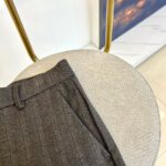 Vers Versace and SS Autumn/Winter New Men's Business Plush Thick Casual Pants, Platinum level Perfect Appearance, Directly Entering the Counter Nature, Extremely Unbeatable Micro Elastic Fabric Casual Pants, is a rare item in the industry in recent years. The quality, craftsmanship, fabric, and accessories subvert imagination, and the details are exquisite and exquisite. Customized original elastic cotton fabric! Creating a rebellious and tough personality color, the unique logo adds a lot of points, clever and exquisite, and the cutting and design continue the modern simplicity and efficiency of Italian style, bringing the tone of fashion aesthetics to the extreme. 29-38 None 35.37 (please indicate waist circumference when placing an order) - Image 4