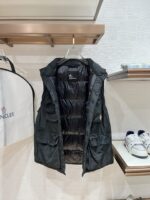 特级羽绒⬆️Moncler Grenoble Tongass羽绒户外马甲.高端黑标系列.原厂替换面料.特级鹅颈绒填充.

🎁出厂标配全套柜台礼盒包装.升级原版磁吸礼盒.

Tongass羽绒马甲提供保护而不显厚重，专为温和天气时进行户外活动而设计。

Tongass羽绒马甲是轻盈性能外套的研究成果。功能性面料紧致耐久，同时不增加额外的重量。配有宽大的实用口袋和登山扣，可减少您的随身行李数量。
详情
•专为户外活动设计
•采用紧致面料制成
•聚酯纤维衬里
•填充羽绒
•按扣开合
•实用口袋设有按扣、拉链和魔术贴开合
•抽绳下摆
•正面登山扣
•反光细节
Size：1-5 奶白/浅棕色/黑色 
D00780 - Image 5