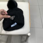 🧢普拉达💰RADA👒 秋冬新款配狐狸毛球专柜针织毛线帽，超火爆💖质感一流，出街超好搭配！减龄神器 - Image 9