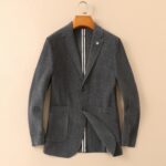 LP Nuoyoupianya's new men's wool suit jacket for autumn and winter 2025 is made of top-notch ready to wear clothing with high standards. It is custom-made in Italy with wool fabric, which has a delicate and soft touch. The upper body is firm and stylish, with a natural and comfortable texture. The continuity of the fabric is excellent, and the upper body effect is superb, making it suitable for any body shape. The overall brand is decorated with Thousand Bird Grid craftsmanship, exuding a strong sense of luxury. The design of two buttons, atmospheric and perfect ready to wear cut, stands out in terms of styling effect, and is a must-have for urban early autumn casual matching. Size: M-4XL slim fit 178 135 L slim fit maximum weight 190 pounds