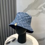 LV路易威登官网同步高版本 新款牛仔渔夫帽
火爆技术升级，洗水牛仔风街头风十足
更符合现在时尚小哥哥小姐姐的style，机场街拍超飒！