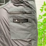 💰加拿大剪刀25SS  金属LOGO铆钉羽绒服马甲
顶级版本超高克重平均充绒量280G 超厚！顶级蓬松！ 顶级品质！100%还原全网最顶级充绒量超厚超保暖，区分市面杂货。
店主北方人亲自操刀 大大解决了南方出品不懂北方冬天的痛点 完全不吝啬 必须是塞满 塞的鼓鼓囊囊 和ZP一模一样的厚重 冬天鹅毛大雪站在雪地里我保证你没有感觉 裹棉被都不一定有它保暖 ！总结下来就是一句话：“除了我家你找不到比这更厚更保暖的羽绒马甲”
— 大码充绒量350克以上 三层里布防护不钻绒
— 原版购入开发 官网在售10000+
— 大身面料采用ZP打版， 防水耐脏 
— 验布后使用KP-LS全自动机械特种梭织拉布机制作
—正品YKK定制拉链 金属剪刀，金属铆钉加固 
— 三标辅料 齐全 吊牌 剪刀logo原版定制
— 整件衣服非常繁琐 廓形剪裁 原版尺码
— 绝对的1:1高版本 码数：S-XXL - Image 10
