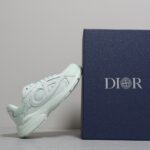 𝐂𝐇𝐑𝐈𝐒𝐓𝐈𝐀𝐍 𝐃𝐈𝐎𝐑 𝐁𝟯𝟬 迪奥火爆情侣休闲鞋【撞脸NB？现已是D奥B30】时代 顺应复古市场趋势的「Dad Shoes」风格鞋款！ 鞋舌上的Dior标志，也注明了这双鞋的型号为 B30！运用了质感细腻的皮革与网眼布面材 质拼接成鞋身，鞋身两侧贴有显眼的反光字母CD表明身份，鞋身多处线条勾勒细节，让鞋子整体看起来不那么单调。搭载奶油色EVA、橡胶混合大底，复古风十足 Size：女码35-39
男码39-44