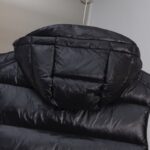 2025 Autumn/Winter New Collection 🆕 Top purchasing version of down jacket 𝐌𝐨𝐧𝐜𝐥𝐞𝐫 Mound Maya classic hooded vesttop-tierTruly exclusive style ‼️ Interior Artifacts for Autumn and Winter ❗ Good products from delayed channels, basic style, can be worn alone or paired with layering, which will give a more layered feel!one ⃣ Gray nylon lining, filled with full velvet, international standard 90% white duck down+10% feathers! High fluffiness and excellent insulation performance 👍two ⃣ Outer layer material, customer supplied m home nylon fabric material! Windproof and snow proof, with first-class feel and high density! Wearing it is not only breathable and comfortable, but also has good anti low temperature, anti-static and wrinkle effects!three ⃣ The most classic and recognizable new stand up collar design, with a detachable hat and brand logo embellishment, gives the upper body a very high street stylefour ⃣ Zipper and hardware combination make it look more advanced! Electroplated hardware, double-sided zipper placket can adjust clothing pattern, while also locking in temperature more effectively! - Image 6