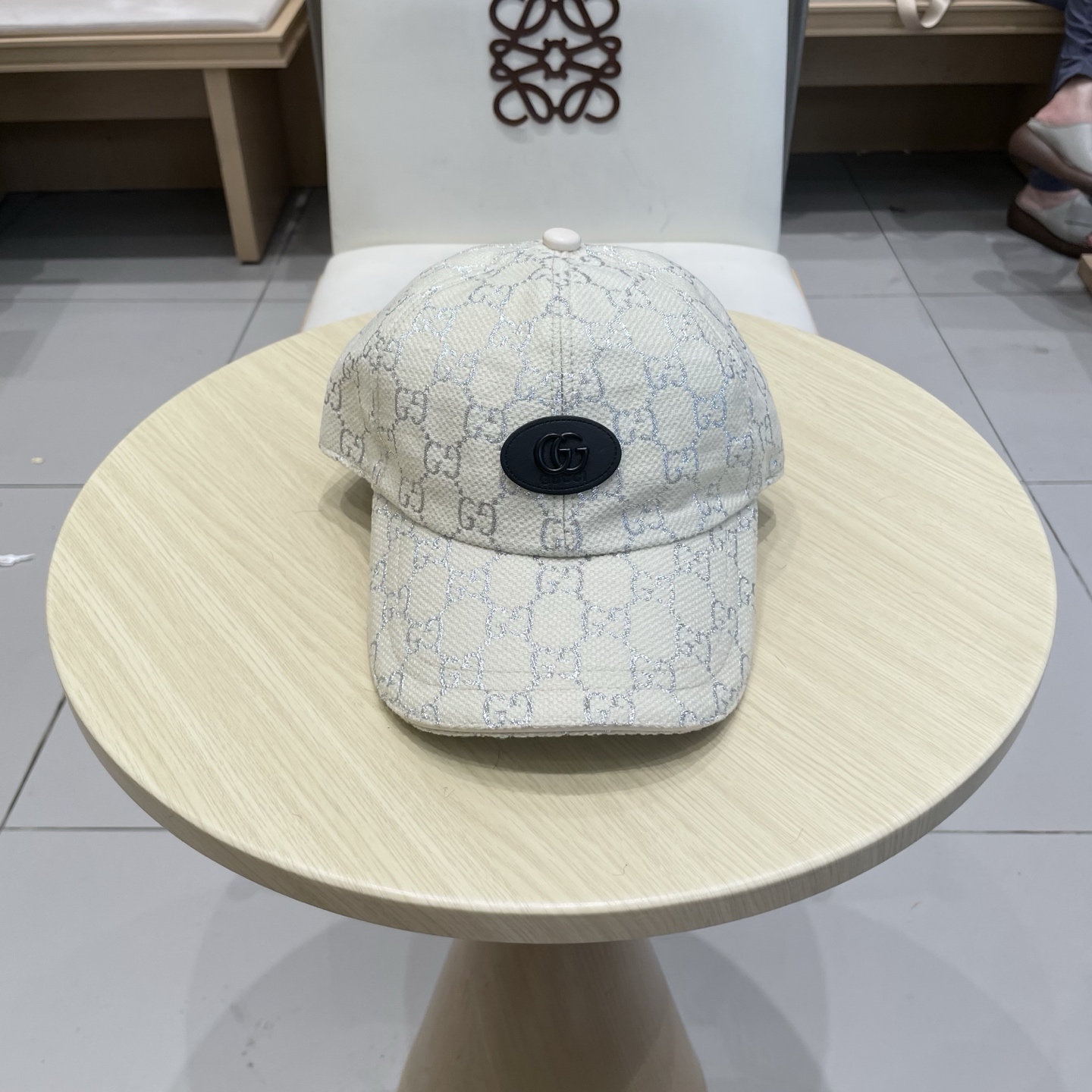 Gucci's new original baseball cap, custom-made 1:1 at the counter, made of lightweight and breathable canvas fabric! Basic head circumference of 56, adjustable patch.